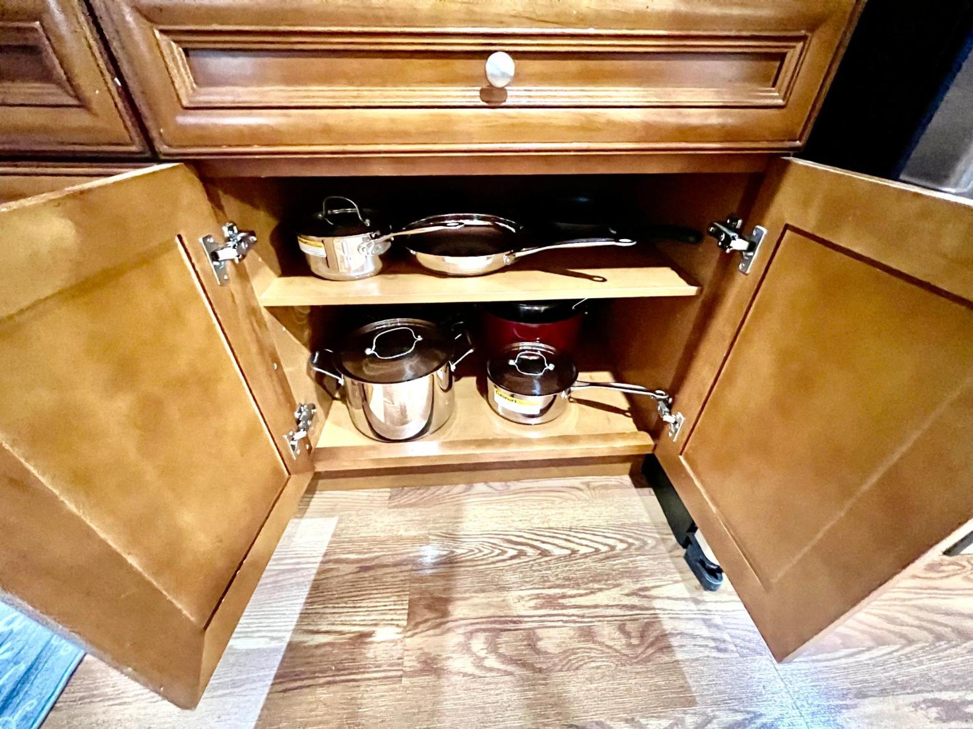 With 2 Bedrooms A King Bed Queen Bed And An Extra Sofa Bed Located 10 Minutes From Seatac Airport And 20 Minutes From Downtown * Seattle